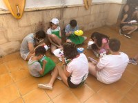 Un grupo en el taller de máscaras.