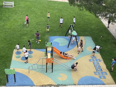 Un grupo de participantes hace juegos en un parque. 