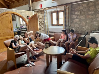 Un grupo de participantes sentado en una de las salas del albergue. 