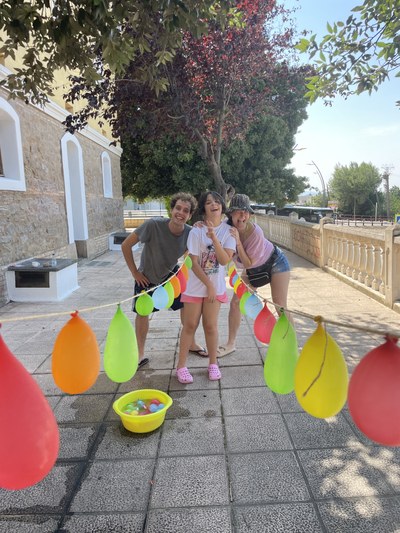 Tres participantes preparando la Gymkhana de agua