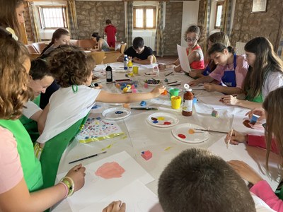 Un grupo de participantes aprendiendo técnicas de pintura