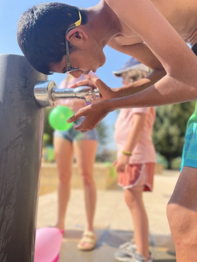 Un participante llena un globo de agua