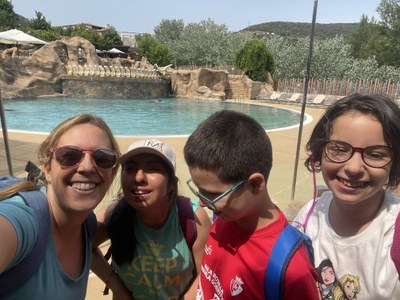 Tres participantes y una monitora en la piscina Tres participantes y una monitora en la piscina