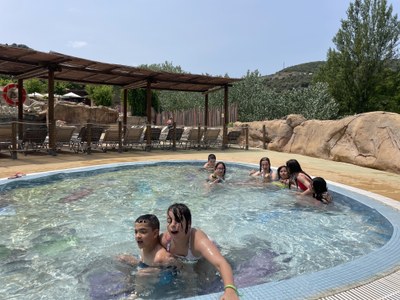 Un grupo de participantes bañándose en la piscina