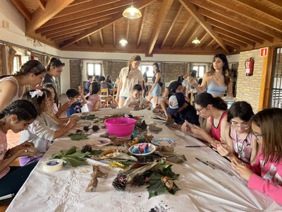 Otro grupo de participantes haciendo un paisaje con arcilla y elementos naturales Otro grupo de participantes haciendo un paisaje con arcilla y elementos naturales