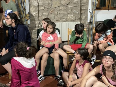 Grupo de participantes sentados en una de las salas del albergue. 