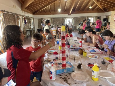 Grupos de participantes en el taller artístico de bodegón. 