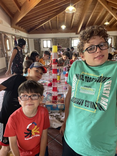 Tres participantes en el taller artístico. 