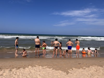 Los participantes en la playa