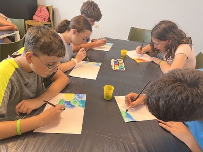 Un grupo de participantes pintando