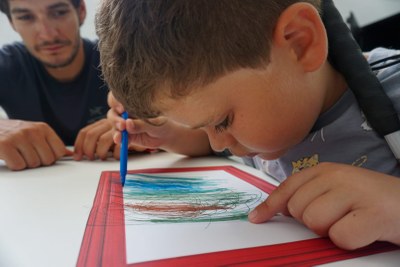 Un participante pintando