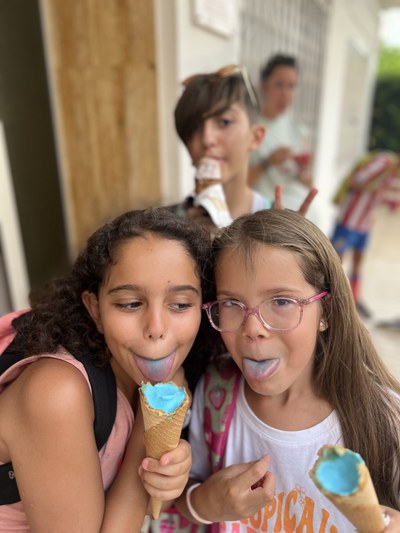 Dos participantes comen un helado