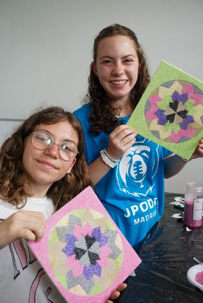 Dos participantes muestras sus obras pictóricas