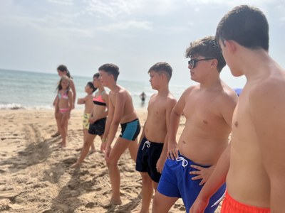 Un grupo de participantes jugando en la playa