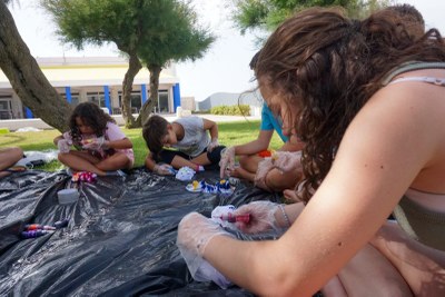 Un grupo de participantes pintando camisetas