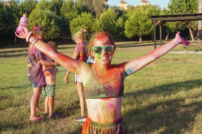 Una participante con el cuerpo lleno de pintura