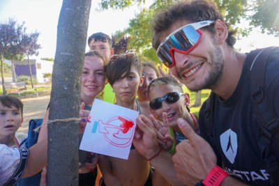 Varios participantes y un monitor encuentran una pista en un árbol