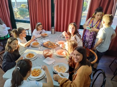 Grupo de niñas en el comedor durante la comida de bienvenida