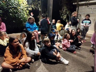 Grupo de participantes durante la velada nocturna Grupo de participantes durante la velada nocturna