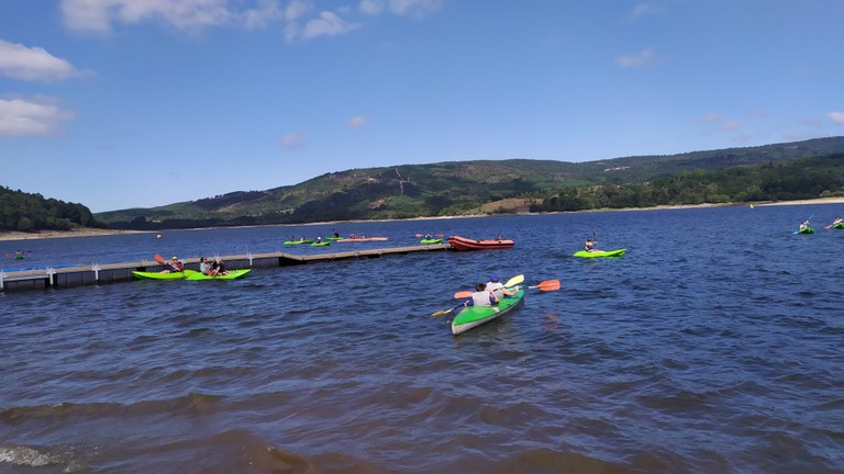 Grupo de participantes navegando con los kayaks. 