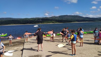 Grupo de participantes y monitores en la actividad de kayak (2). 