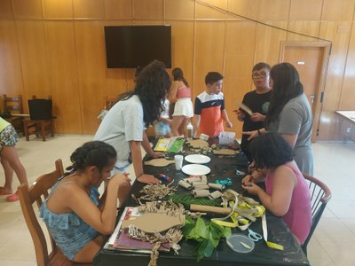 Grupo realizando la actividad artística de manualidades. 