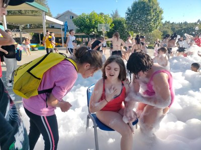 Participantes en la fiesta de la espuma (2). 