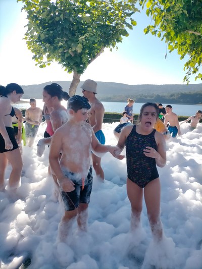 Participantes en la fiesta de la espuma. 