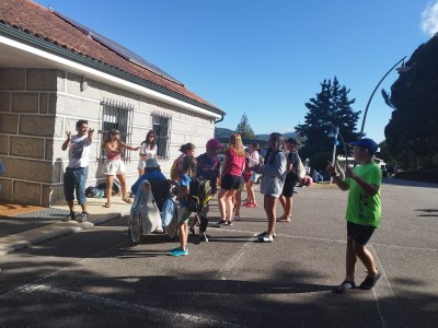 Un grupo hace una actividad de baile con los monitores. 