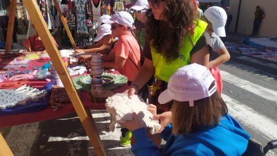 Participantes en la feria de artesanía de Mugueimes (2). 