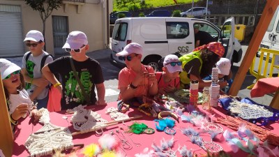 Participantes en la feria de artesanía de Mugueimes. 