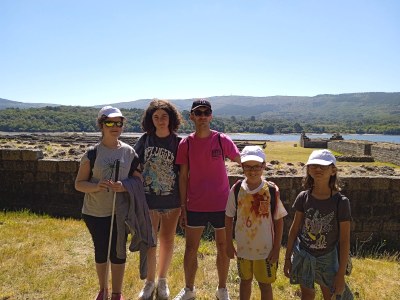 Cinco participantes durante la visita a Aquis Querquennis. 