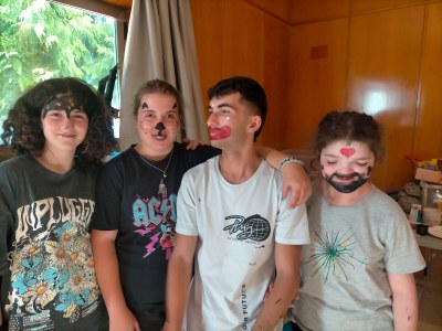 Cuatro participantes en el taller de maquillaje. Cuatro participantes en el taller de maquillaje.