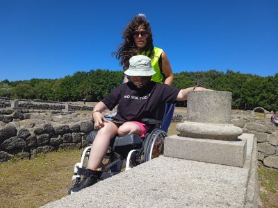 Dos participantes durante la visita al sitio arqueológico de Aquis Querquennis (2). Dos participantes durante la visita al sitio arqueológico de Aquis Querquennis (2).