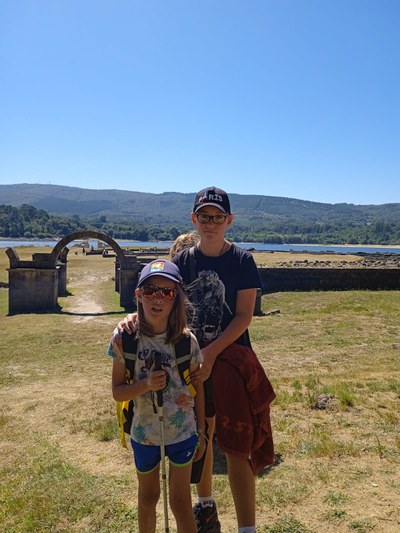 Dos participantes durante la visita al sitio arqueológico de Aquis Querquennis. 