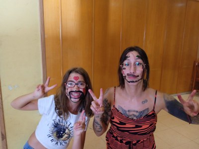 Dos participantes en el taller de maquillaje (2). 