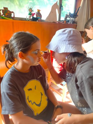 Dos participantes en el taller de maquillaje (3). 