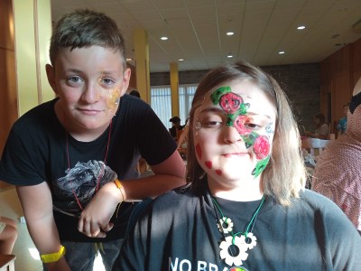 Dos participantes en el taller de maquillaje. 