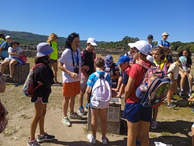 El grupo atiende a las explicaciones de la guía durante la visita al sitio arqueológico. 