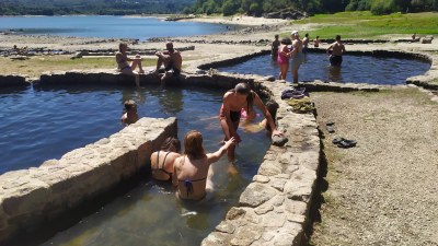 Parte del grupo en las termas de Bande. 