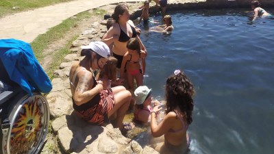 Participantes se bañan en las termas de Bande. 
