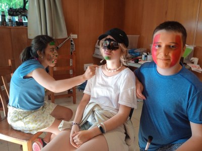 Tres participantes en el taller de maquillaje. 