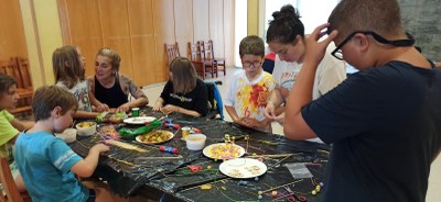 Un grupo realiza pulseras durante el taller. 