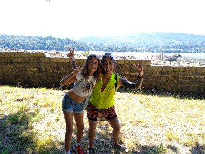Una participante y una monitora durante la visita al sitio arqueológico de Aquis Querquennis. Una participante y una monitora durante la visita al sitio arqueológico de Aquis Querquennis.