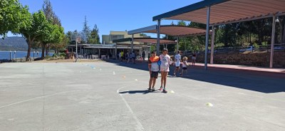 Dos participantes hacen una prueba caminando con una pelota. 