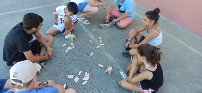 Un grupo, sentado en un círculo, juega con bloques de madera.