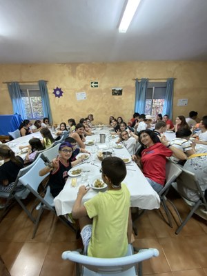 Los participantes, en el comedor, disfrutando de su primer almuerzo en el campamento.