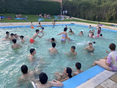 Un grupo de participantes se refrescan en la piscina. 