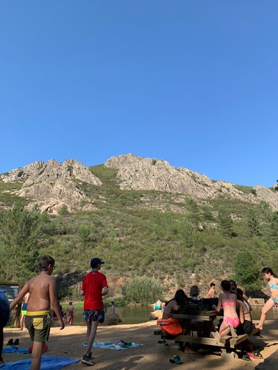 El grupo de participantes en la piscina natural de "El molino". 