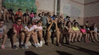 El grupo de participantes hace juegos nocturnos. 